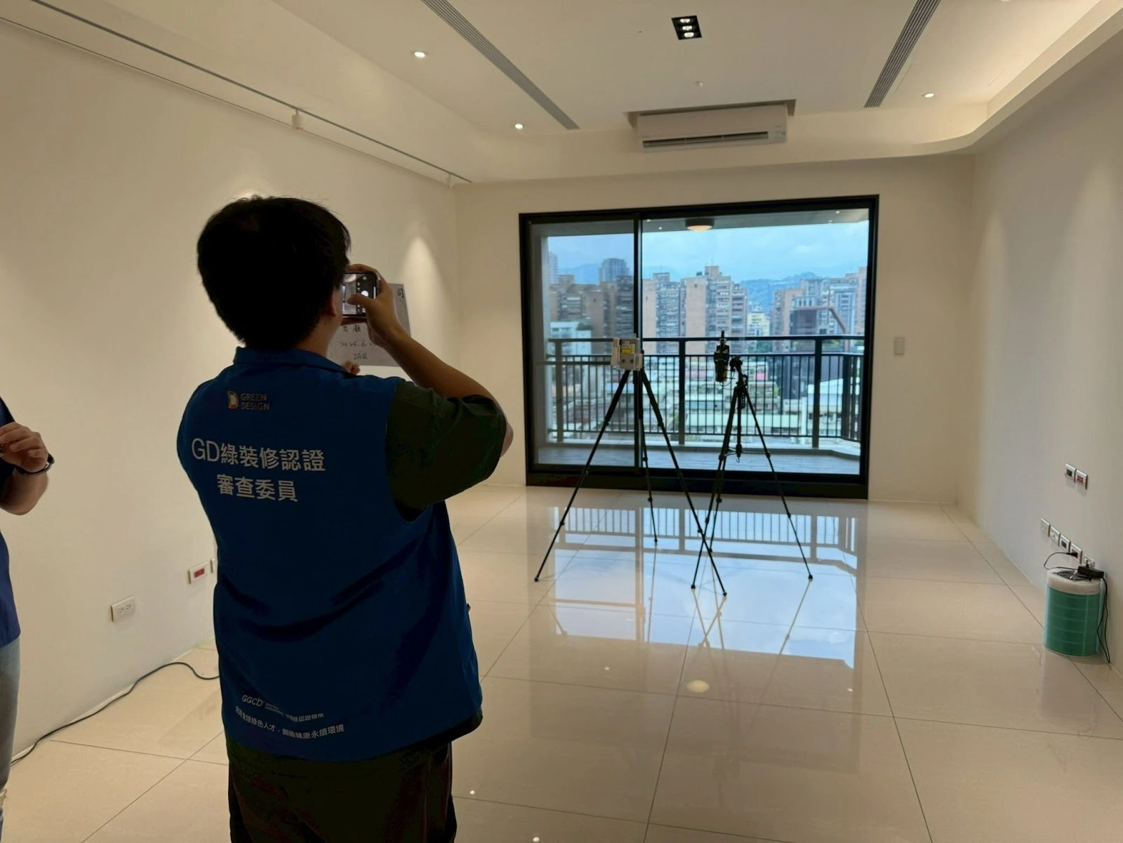 GD綠裝修認證審查委員來到現場進行空氣品質檢測照片