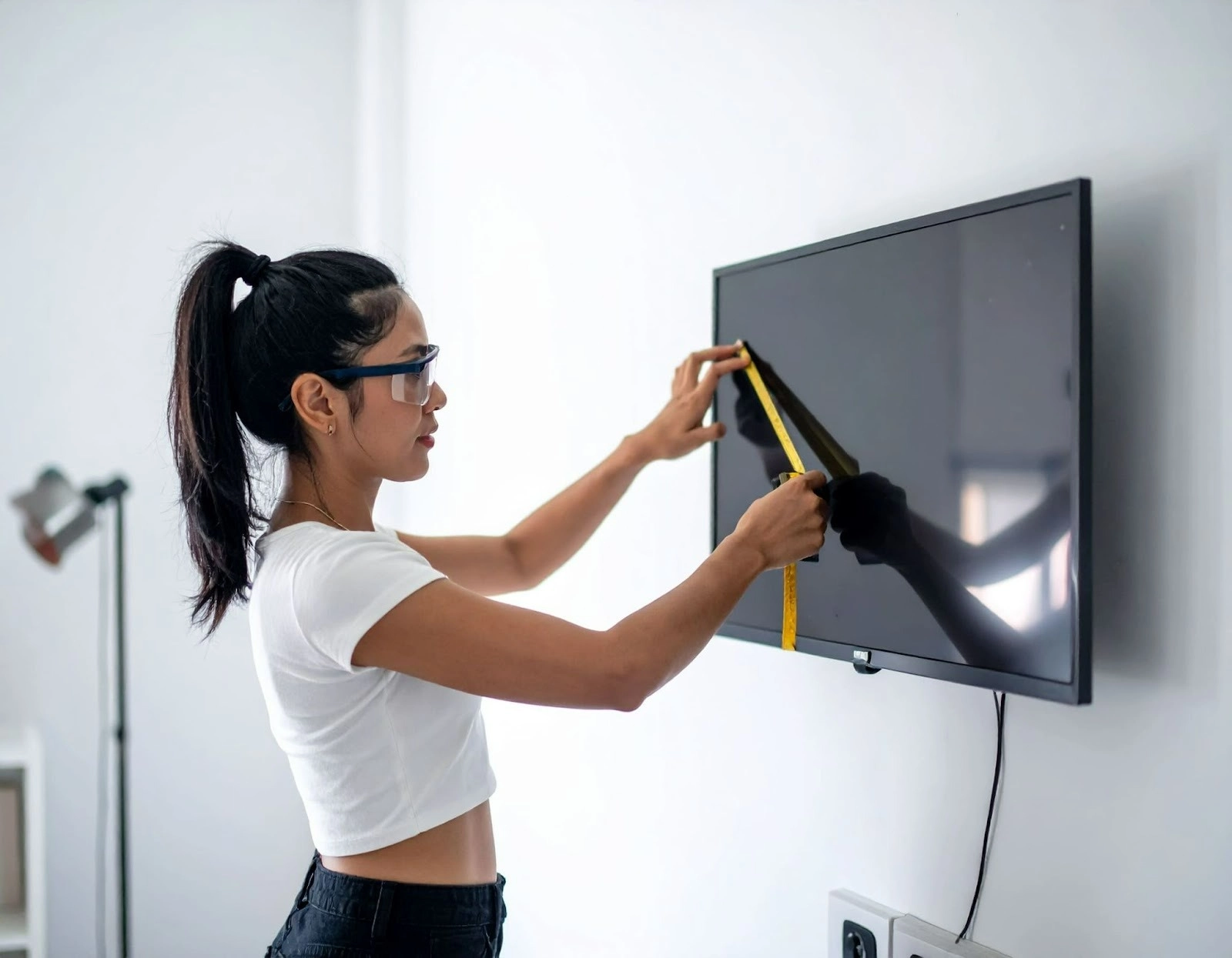 設計師在家中比劃電視牆比例