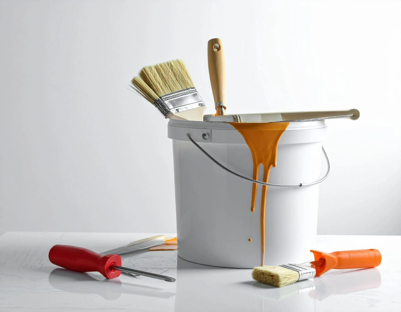 放在桌上的油漆桶與工具