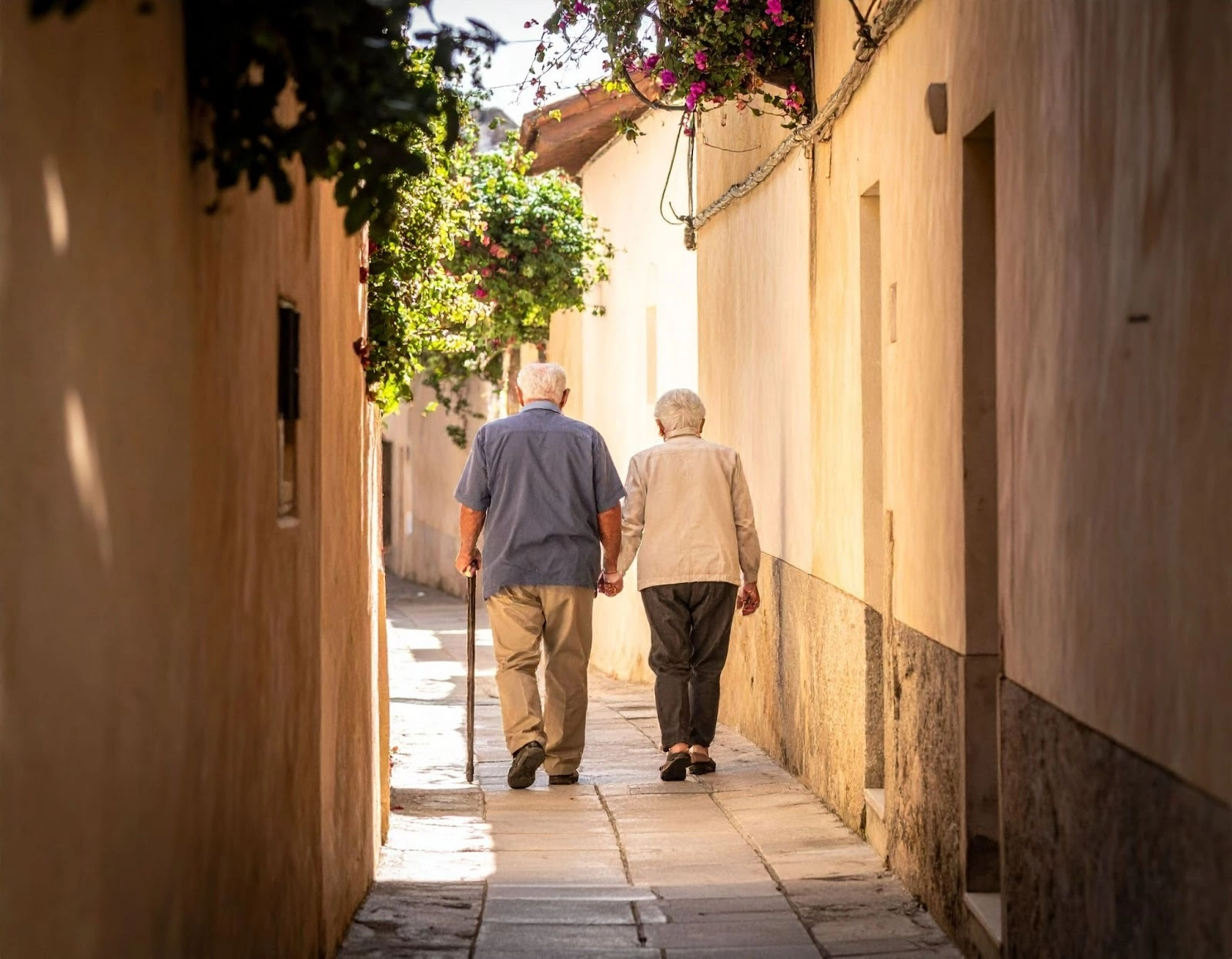 長輩扶著牆壁走過狹窄走道