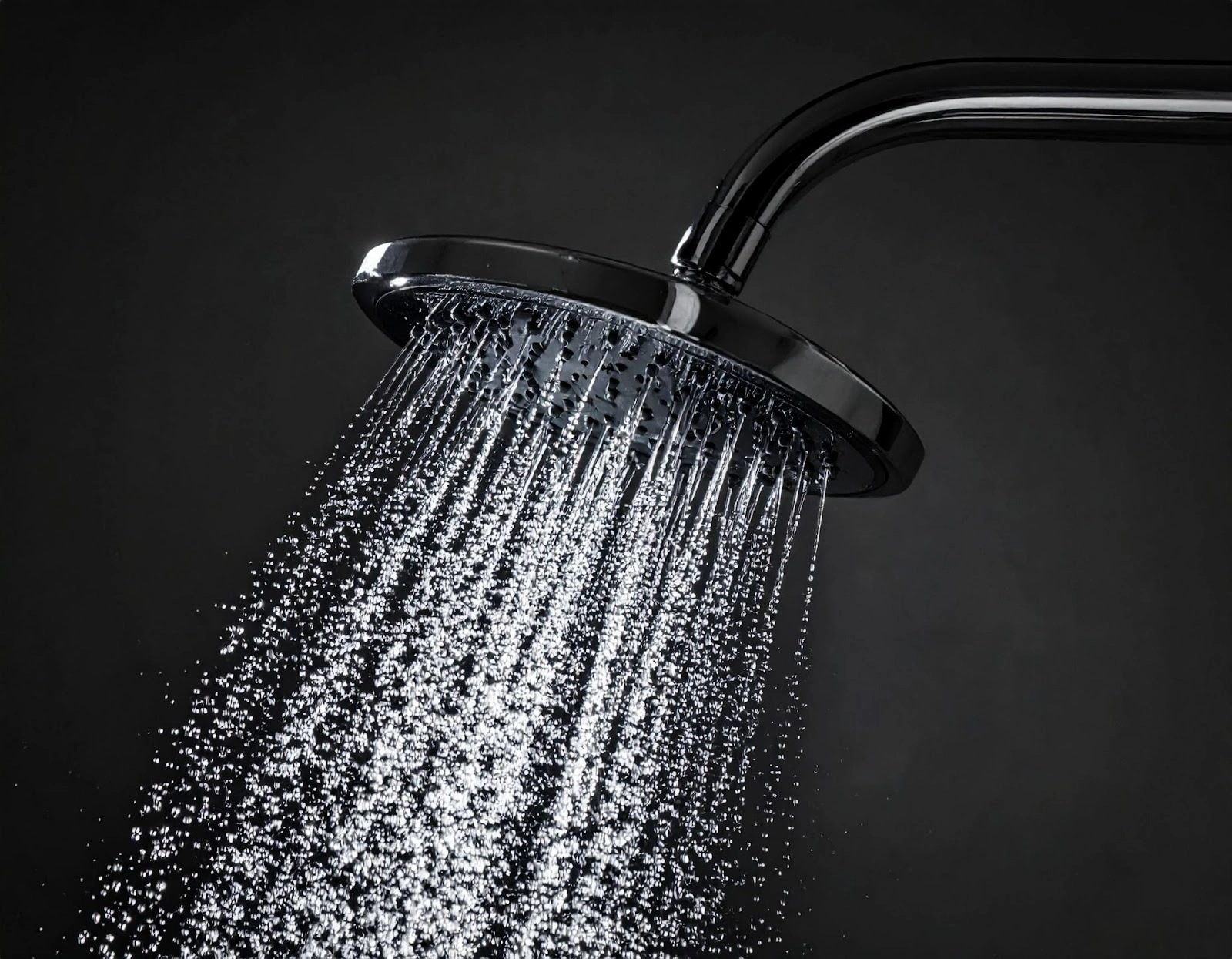 正在灑水的蓮蓬頭