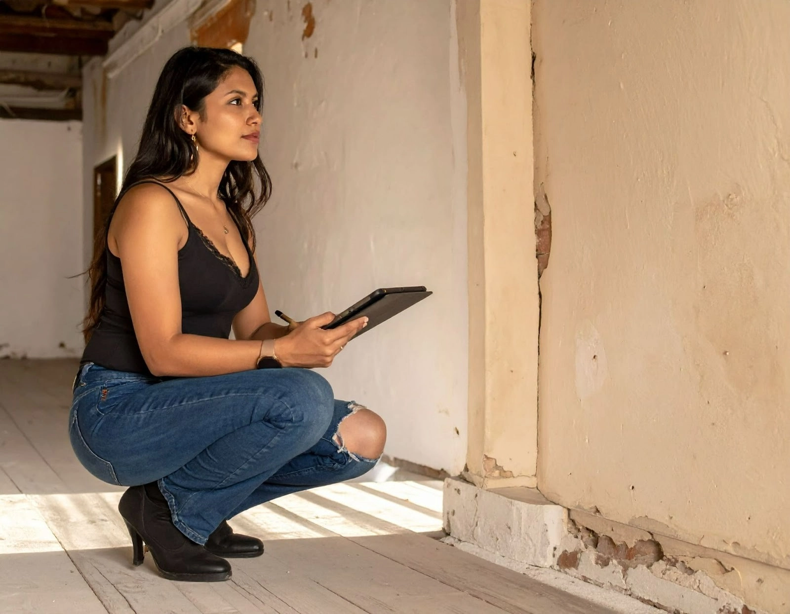 設計師蹲下檢視老屋地板高度