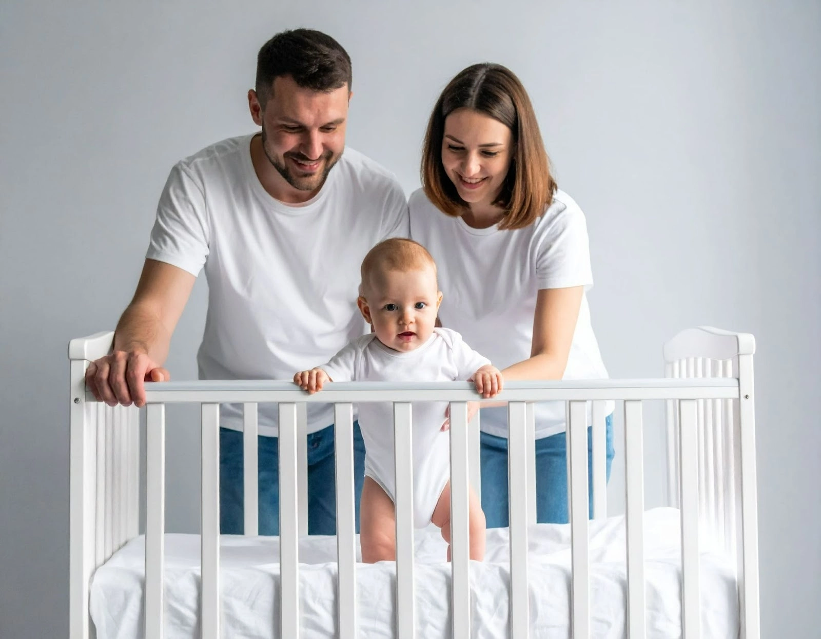新手爸媽站在嬰兒房內,檢視嬰兒床