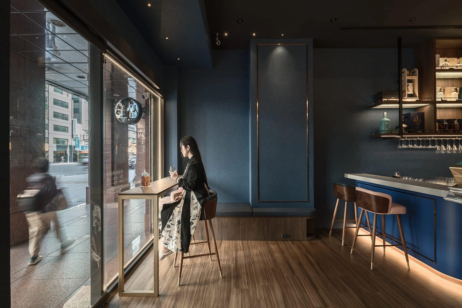 MUSE ARISTO 繆思雅集陳慕雅總監與大貓老師林敬謙完成黑松酒覓門市室內設計