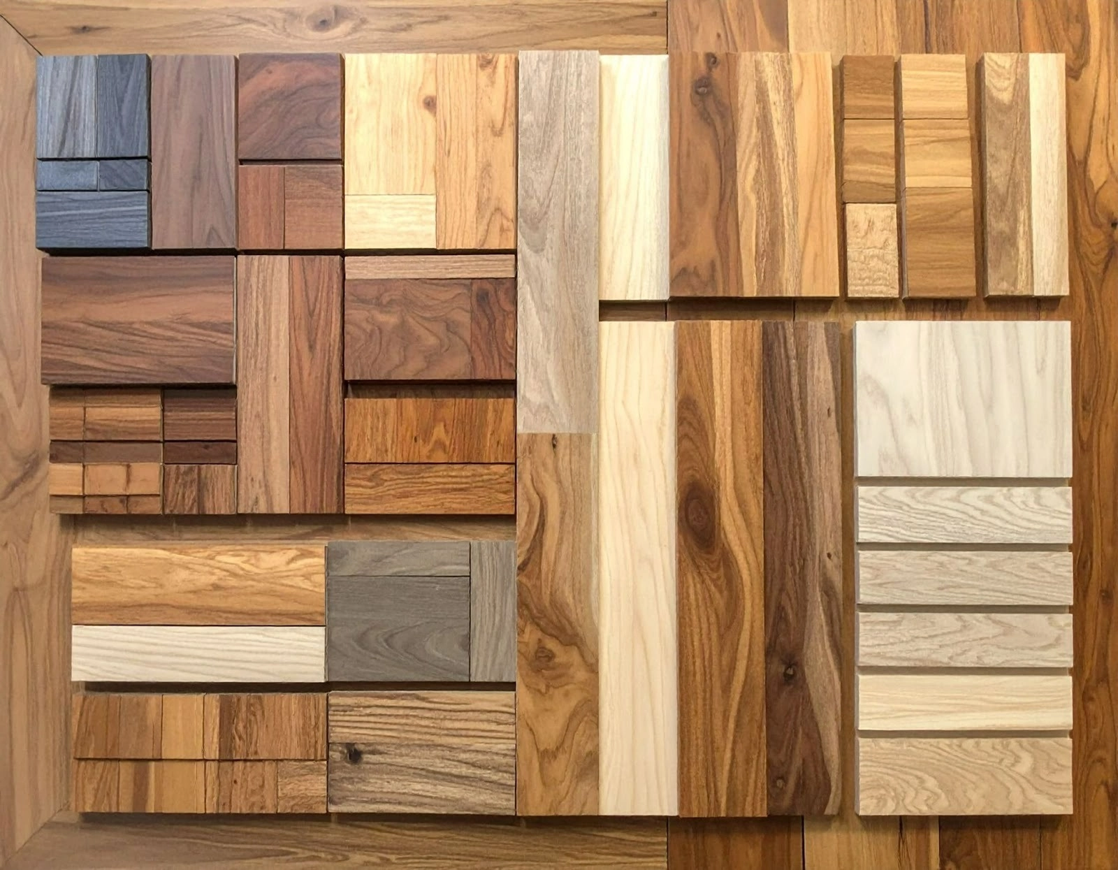 桌面整齊排列木板樣品與塗料色卡