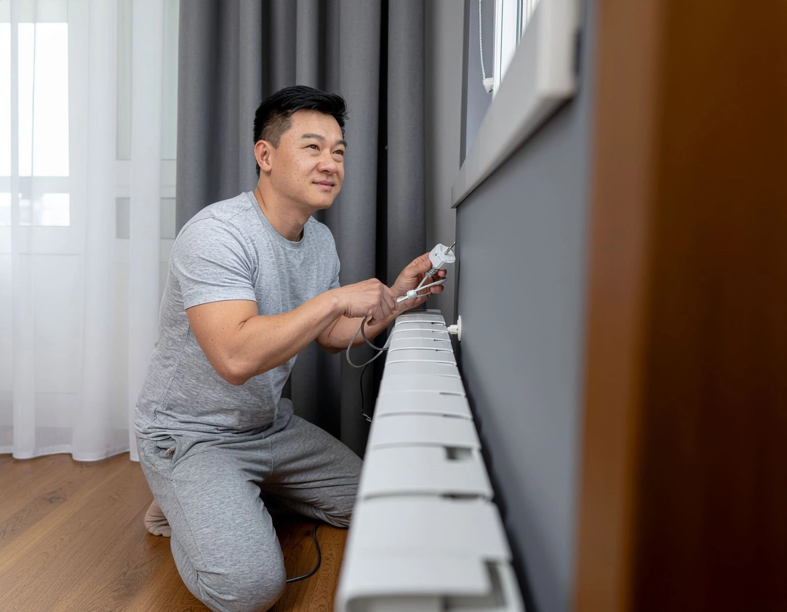 套房男子（亞洲人）使用延長線接電暖器