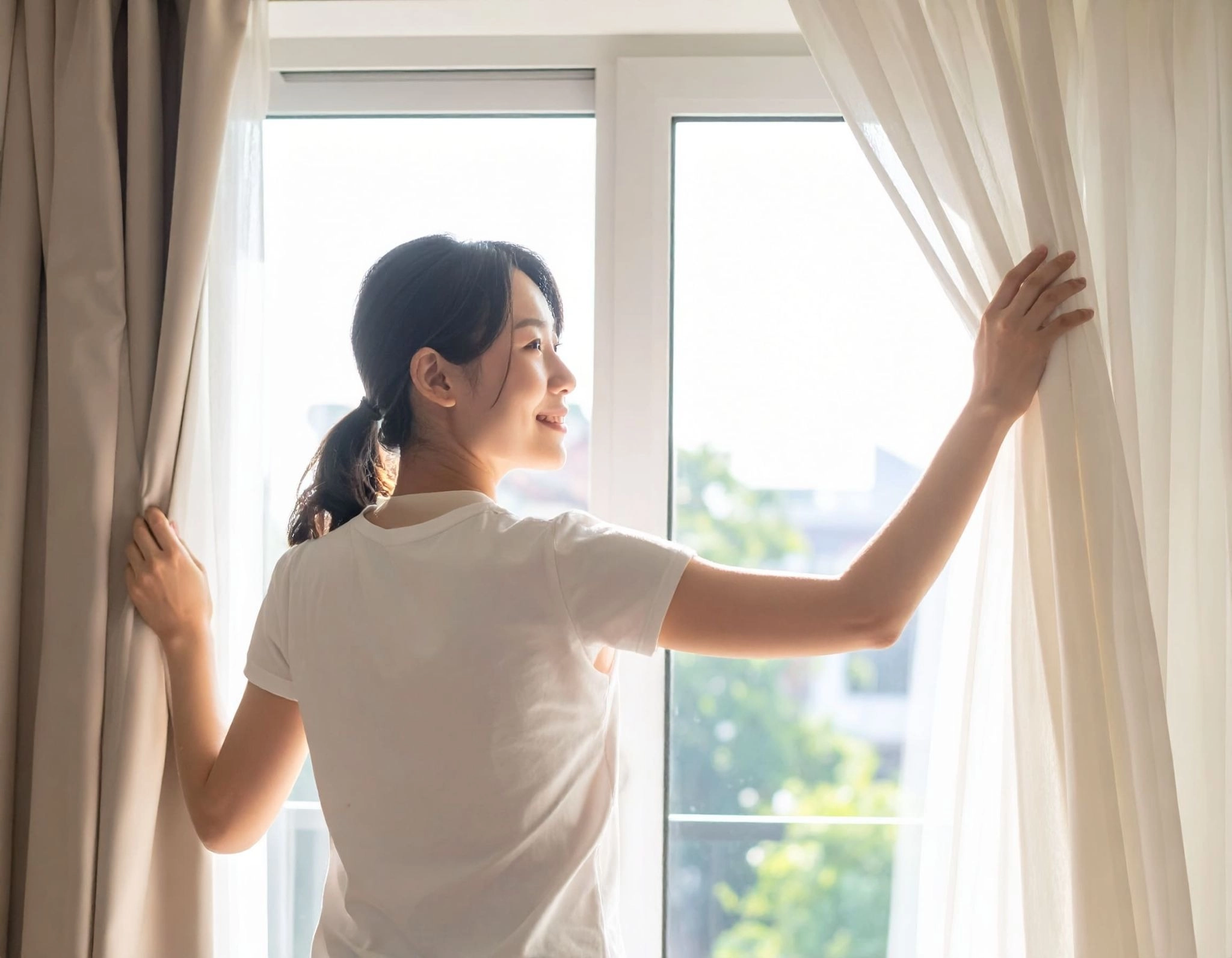 屋主（亞洲人）打開窗戶進行通風 