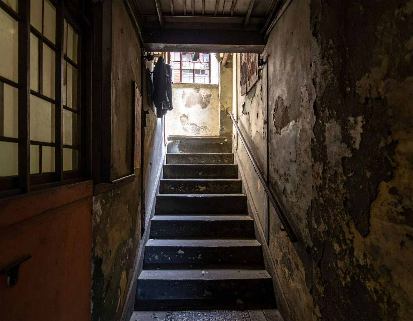 台北老公寓狹小樓梯間